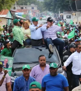 Leonel da espaldarazo a candidatos del sur