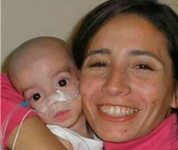 Adopta bebé que estaba a punto de morir y sucedió un milagro