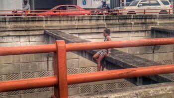 Mujer intentó lanzarse del paso a desnivel de la avenida 27 de febrero con Defilló