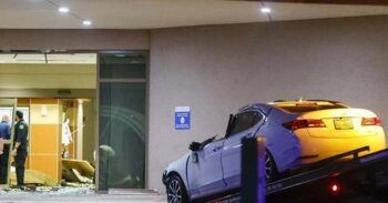 Un muerto y 5 heridos tras estrellarse vehículo en sala de urgencias de hospital