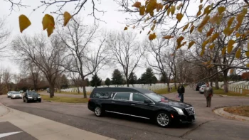 Descubren cadáver de una mujer y 30 restos cremados en la casa del ex propietario de una funeraria en Colorado