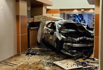 Auto penetra sala de emergencias de un hospital