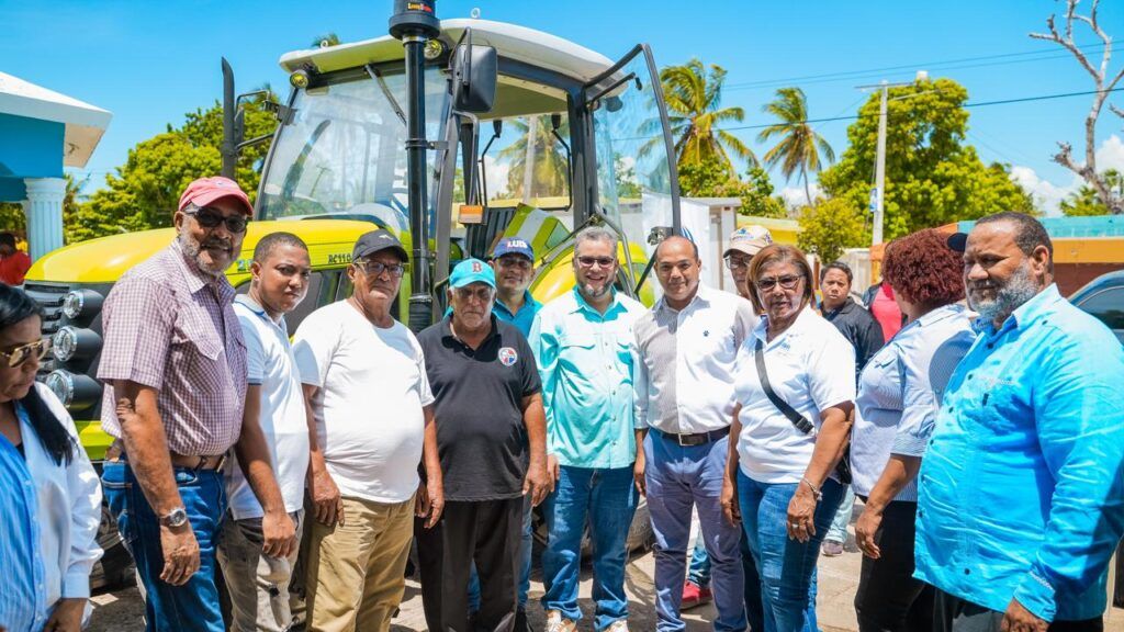 El FEDA apuesta por seguridad alimentaria Entregan tres tractores  en apoyo a los productores de plátano de Pedernales