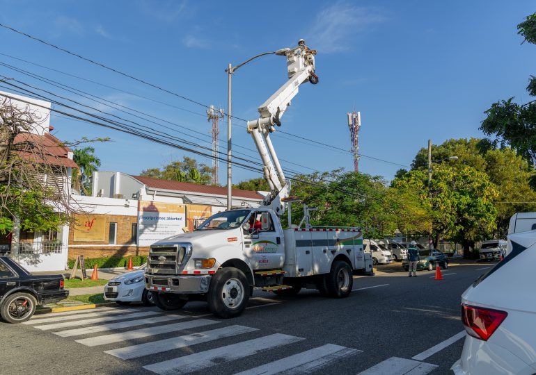 Edesur ilumina periferia y habilita doble circuito a Hotel Dominican Fiesta