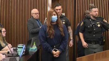 Mujer deja a su hija de 16 meses sola por 10 días para vacacionar