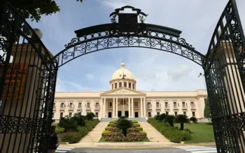 Hombre estrella su vehículo contra la puerta de entrada del Palacio Nacional