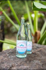 Lanzan Bayfront, la nueva agua mineral en botellas de vidrio reciclable
