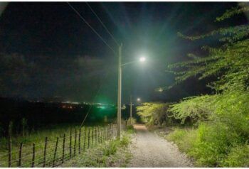 Edesur electrifica remota comunidad El Pie de la Loma, en Bahoruco