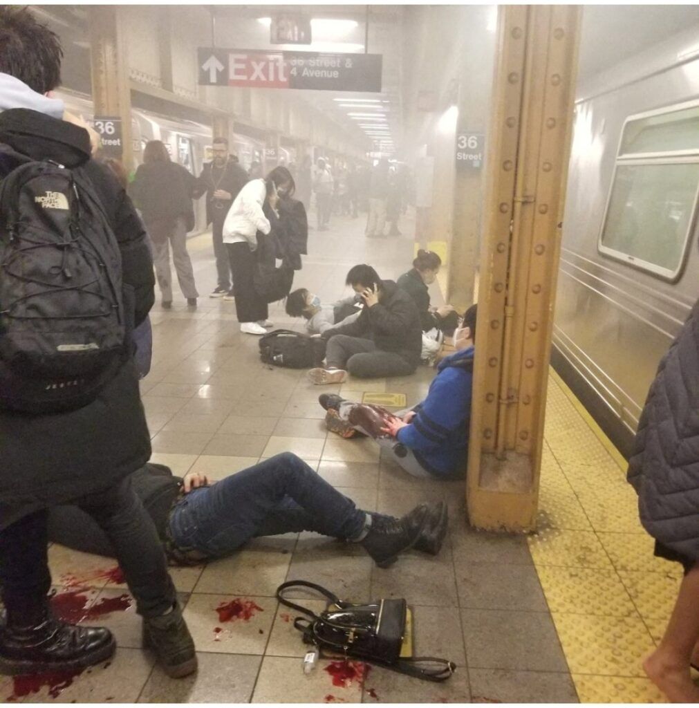 Un muerto y 5 heridos tras pelea en metro de NY