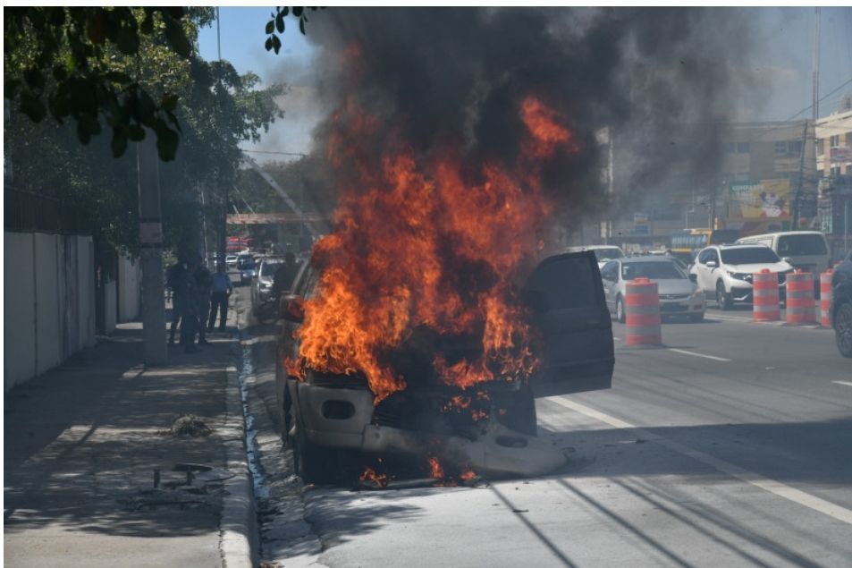 Se incendia vehículo en la avenida 27 de Febrero