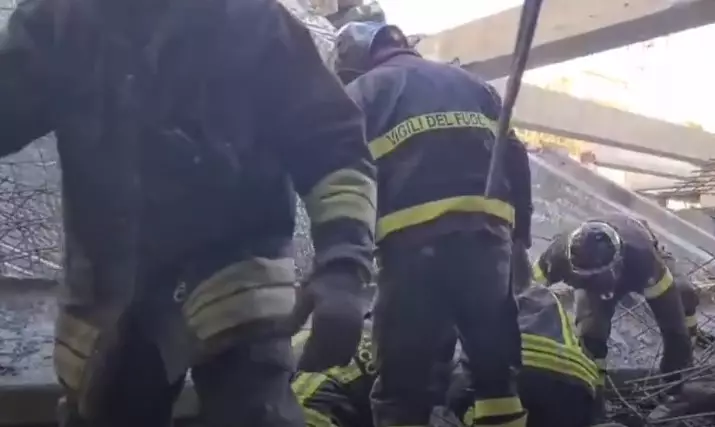 Dos muertos y 6 desaparecidos tras caer andamio en Italia