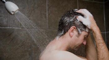 Mujer demanda a su esposo por no bañarse