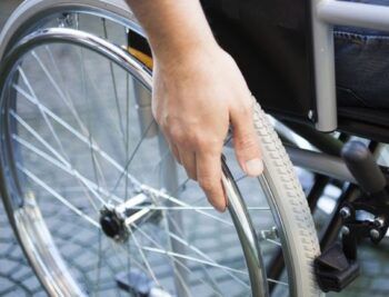 Varias personas fueron apuñaladas por un hombre en silla de ruedas