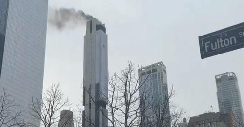 Se incendia un rascacielos cercano al World Trade Center en Nueva York