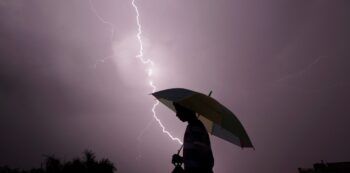 Cómo protegerte de los rayos si estás al aire libre o dentro de casa