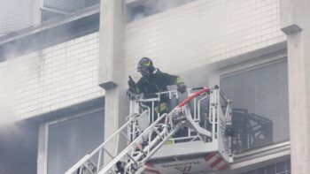 Mueren tres niños y su madre tras incendio en Italia