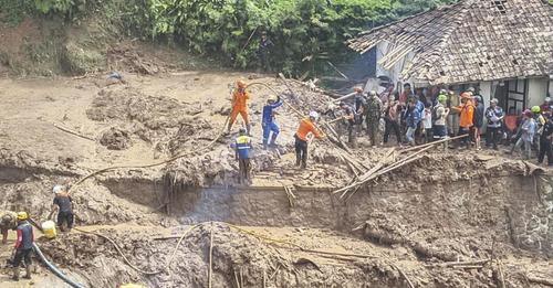 Nueve desaparecidos por avalancha de tierra en Indonesia