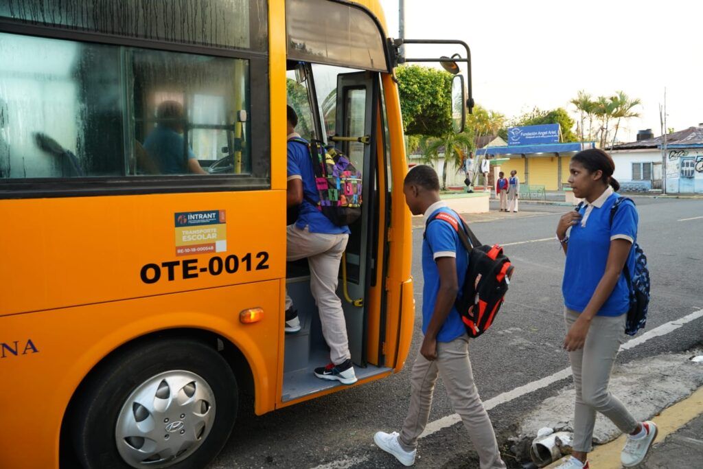 TRAE está disponible en *462* El Sistema Nacional de Transporte Estudiantil
