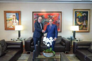 Gobernador Valdez Albizu se reúne con el presidente ejecutivo del FLAR