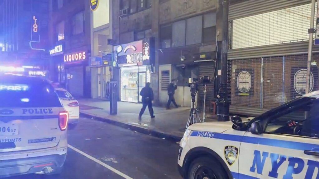 Balean hombre en la cabeza en estudio de grabación en Manhattan