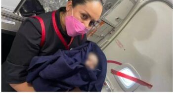 Mujer da a luz durante vuelo