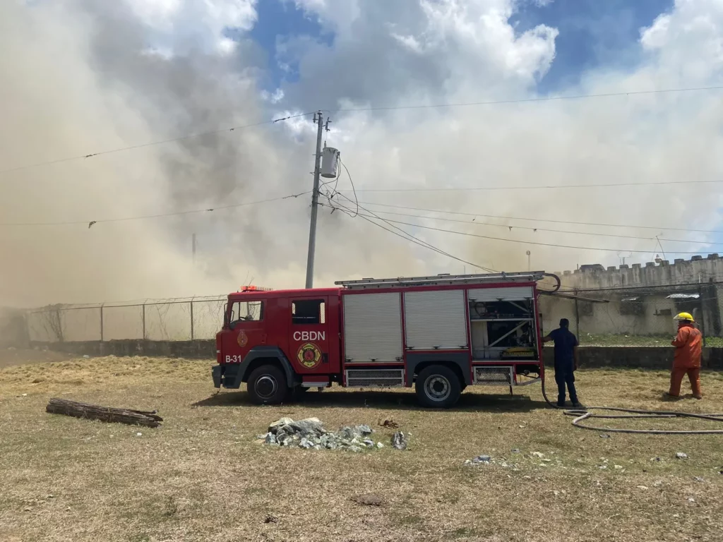 Dan alta médica a cuatro bomberos afectados por incendio en cárcel La Victoria
