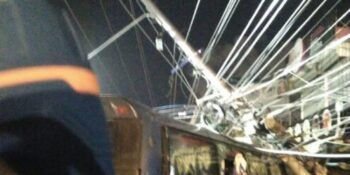 Autobús choca contra poste de luz en Villa Mella