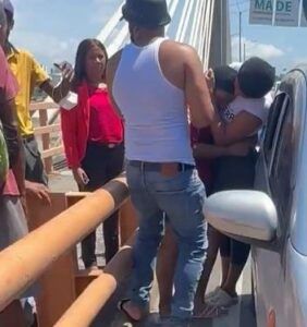 Ciudadanos detienen a mujer que trató de lanzarse del Puente Juan Bosch