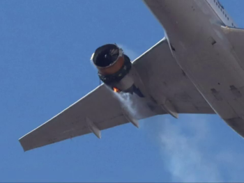 Se incendia un motor de un Boeing en pleno vuelo