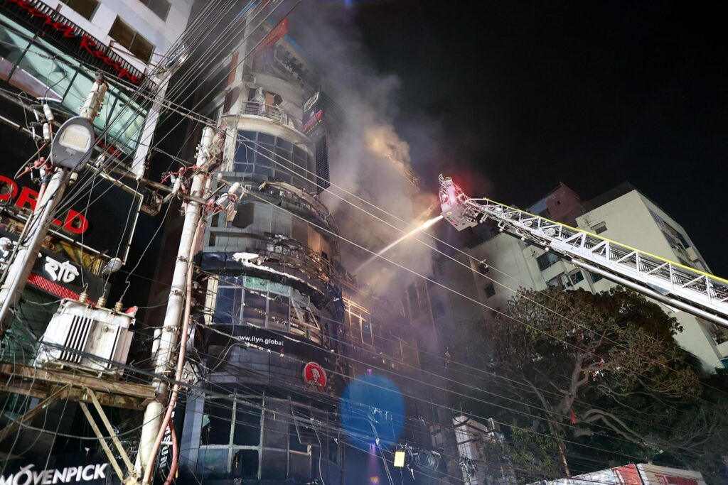 Incendio en un edificio deja 43 muertos y 20 heridos en Bangladesh