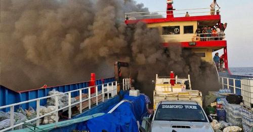 Se incendia un ferry con casi 100 pasajeros en Tailandia