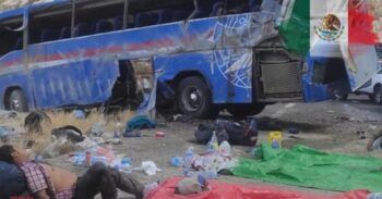 Catorce muertos tras volcarse un camión en México