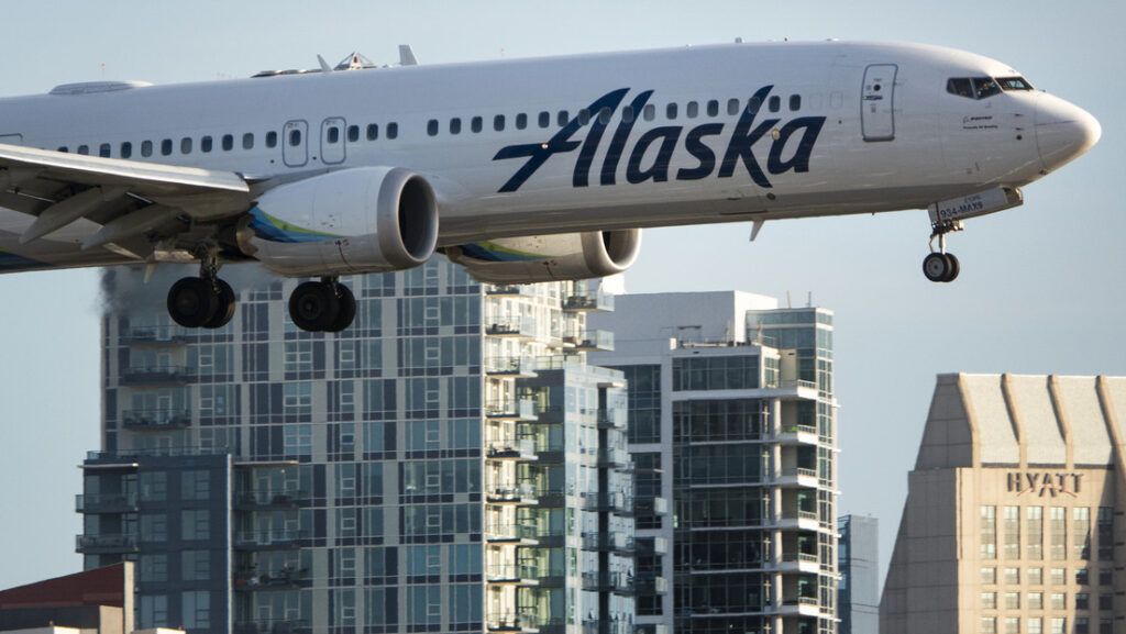 Un avión de Alaska Airlines se inunda en pleno vuelo