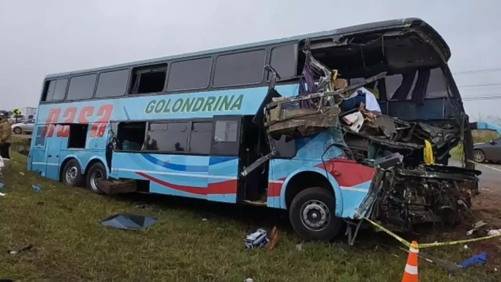 Dos muertos y 16 heridos tras accidente de autobús en Paraguay