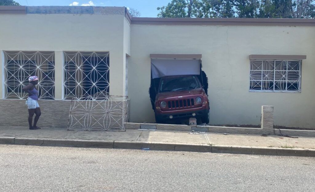 Pierde el control de vehículo y choca en una casa en Dajabón