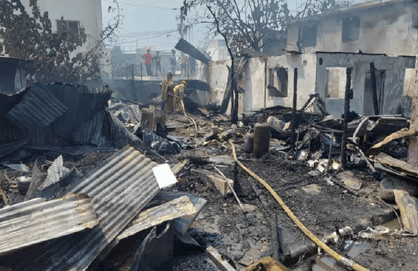Incendio afecta varias viviendas en Santiago