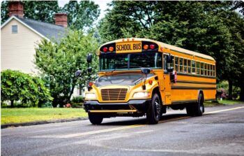 Hombre le entra a disparos a un autobús escolar en Colombia
