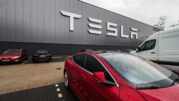 Tesla registra caída de su ganancia