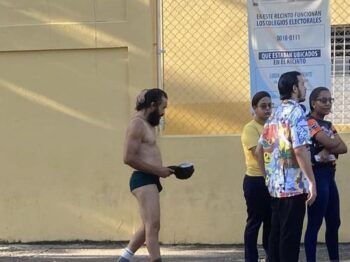 Hombre acude a votar en pantaloncillo