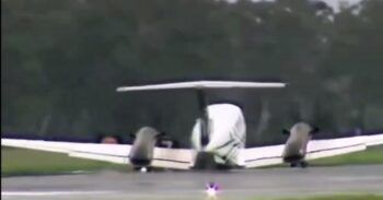 Avioneta aterriza sin tren de aterrizaje