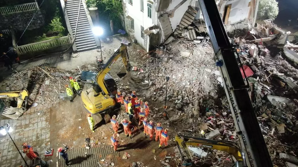 Derrumbe de un edificio deja cuatro muertos en China