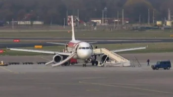 Muere una persona tras caer sobre el motor en marcha de un avión