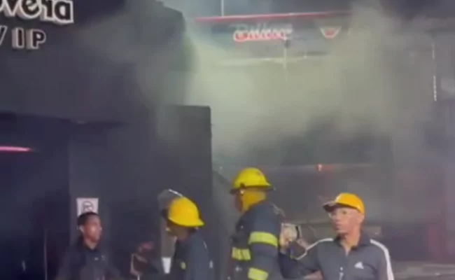 Un muerto durante incendio en centro de diversión en Santiago