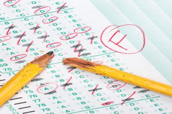 Deja a su hija abandonada en una carretera porque saco mala calificaciones