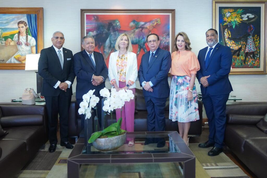 Gobernador Valdez Albizu recibe a María Valldecabres