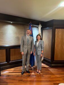 Vicepresidenta recibe al rey Felipe VI durante escala en RD