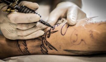 Los tatuajes podrían aumentar el riesgo de desarrollar cáncer