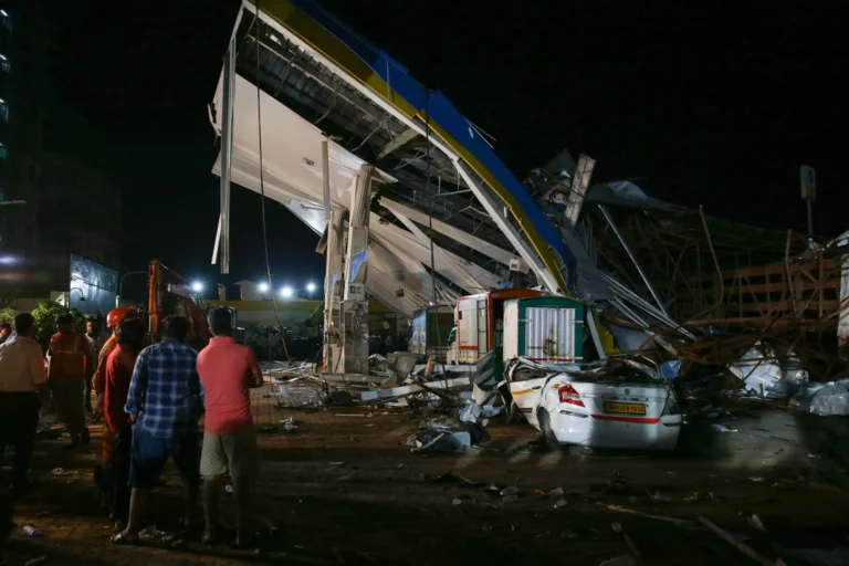Cuatro muertos y 64 heridos al desplomarse el techo de una gasolinera en la India