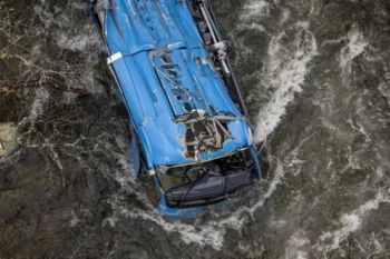 Cae autobús con veinte personas a un río en Rusia