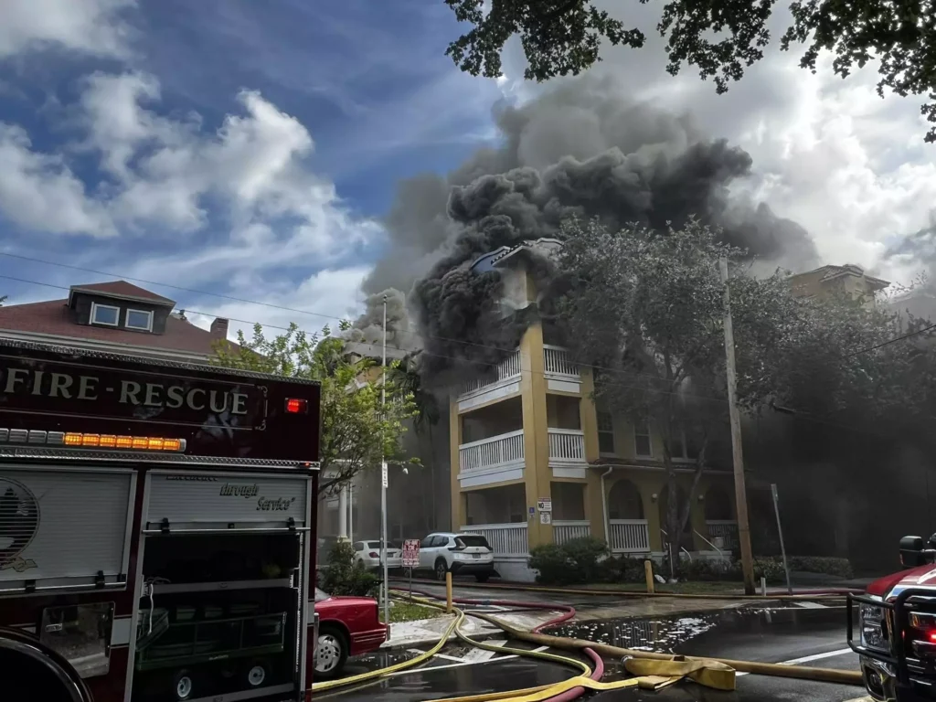 Se registra incendio en un edificio de apartamentos en Miami